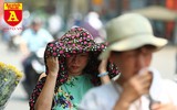Nắng nóng 41 độ C, khách du lịch ở Hà Nội phải cầm quạt khi đi dạo